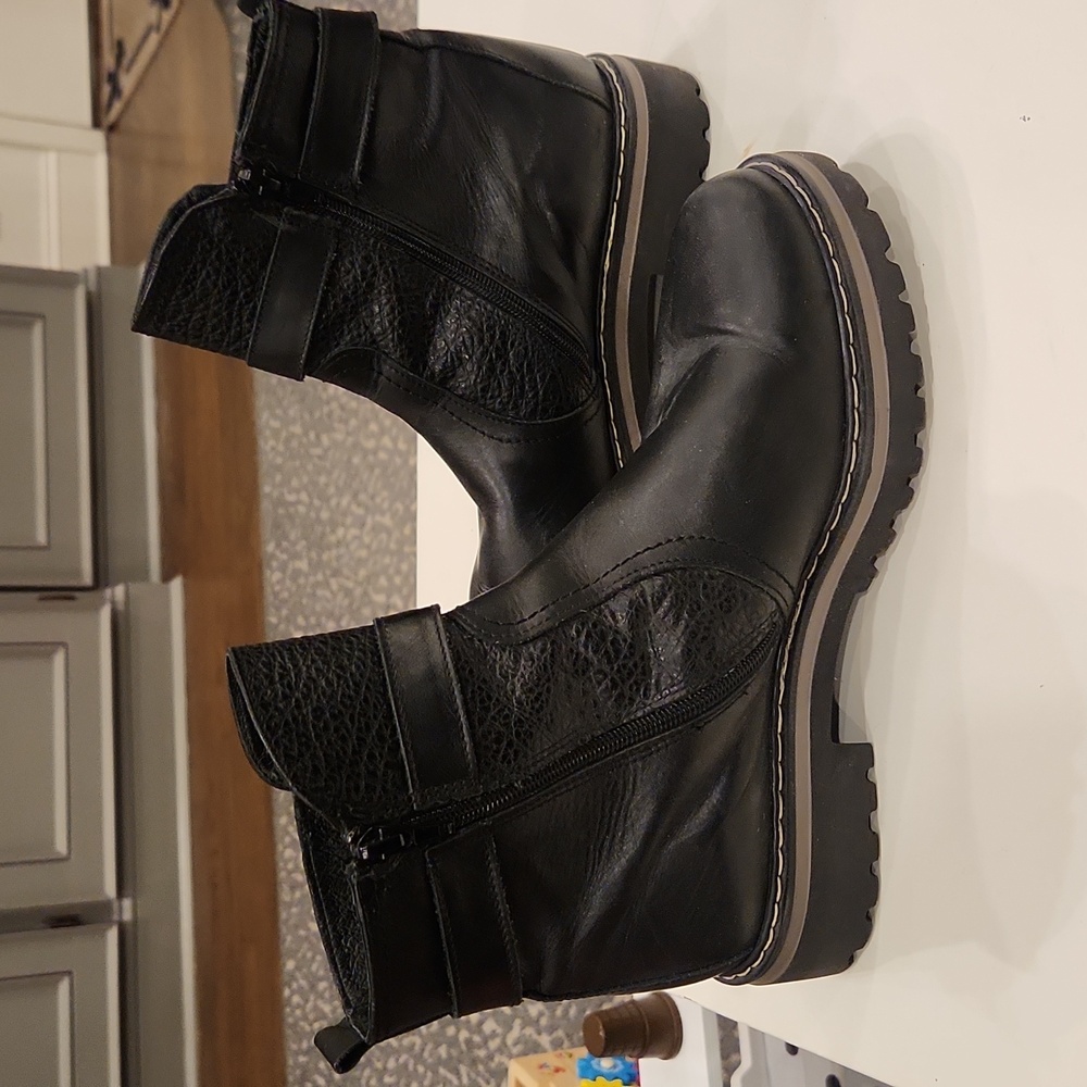 Boots - Picture 6 of 7